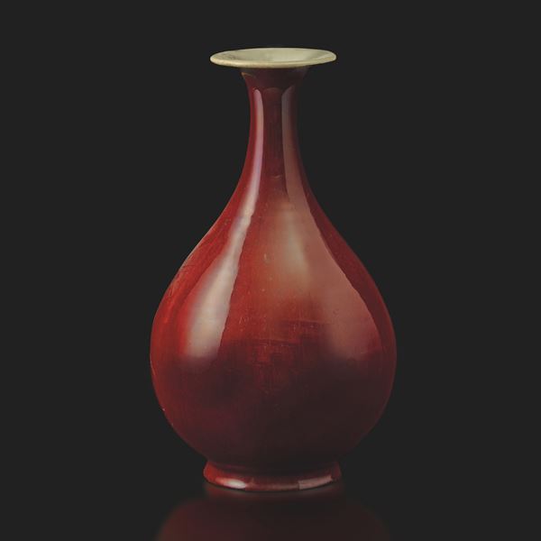 Vaso in porcellana monocroma sangue di bue, Cina, Dinastia Qing, epoca Guangxu, XIX secolo