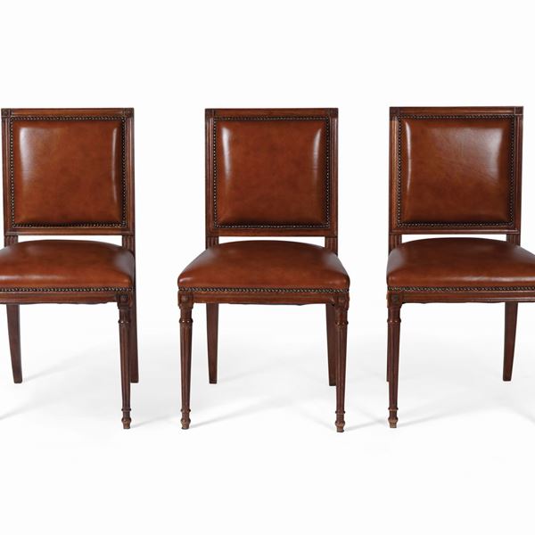 Gruppo di undici sedie Luigi XVI in noce intagliato. Fine XVIII secolo