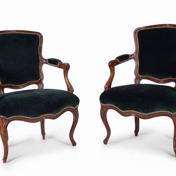 Coppia di poltroncine in legno intagliato. XIX-XX secolo