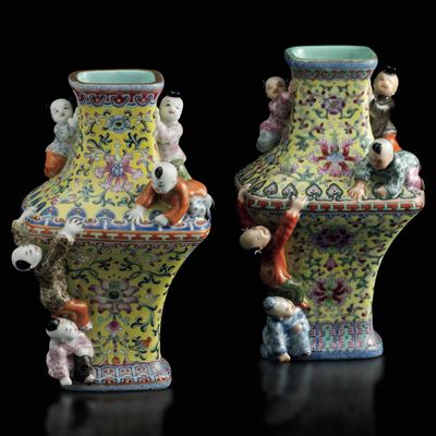 Coppia di Vasi in Porcellana a Smalti Policromi con Decori Floreali e Figure di Fanciulli a Rilie...