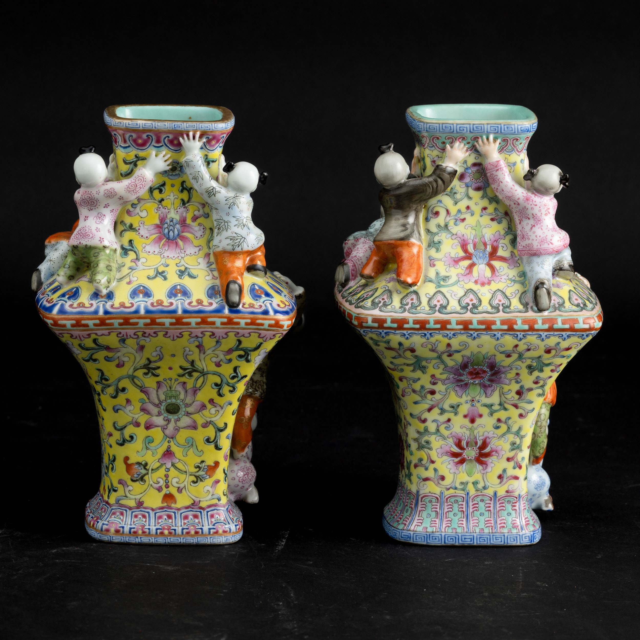 Coppia di Vasi in Porcellana a Smalti Policromi con Decori Floreali e Figure di Fanciulli a Rilie...
