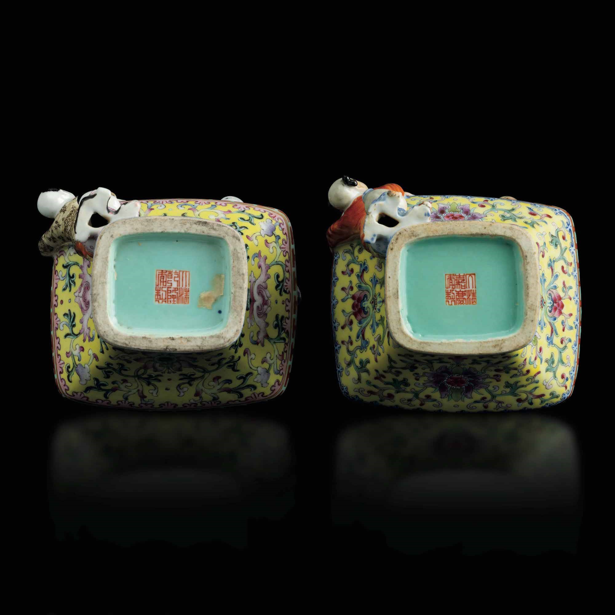 Coppia di Vasi in Porcellana a Smalti Policromi con Decori Floreali e Figure di Fanciulli a Rilie...