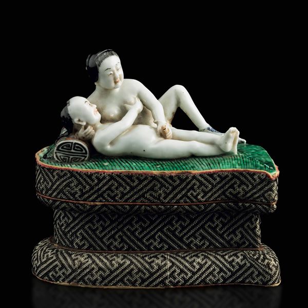 Gruppo in porcellana raffigurante soggetto erotico, Cina, XX secolo