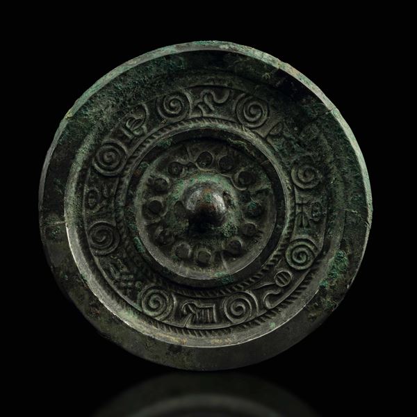 Placca da specchio in bronzo con decori a rilievo d'ispirazione arcaica, Cina, Stati Combattenti (481-221 a.C.)