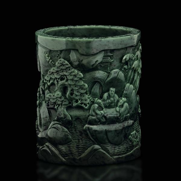 Brushpot scolpito in giada spinacio con figure di personaggi entro paesaggio e iscrizioni, Cina, XX secolo