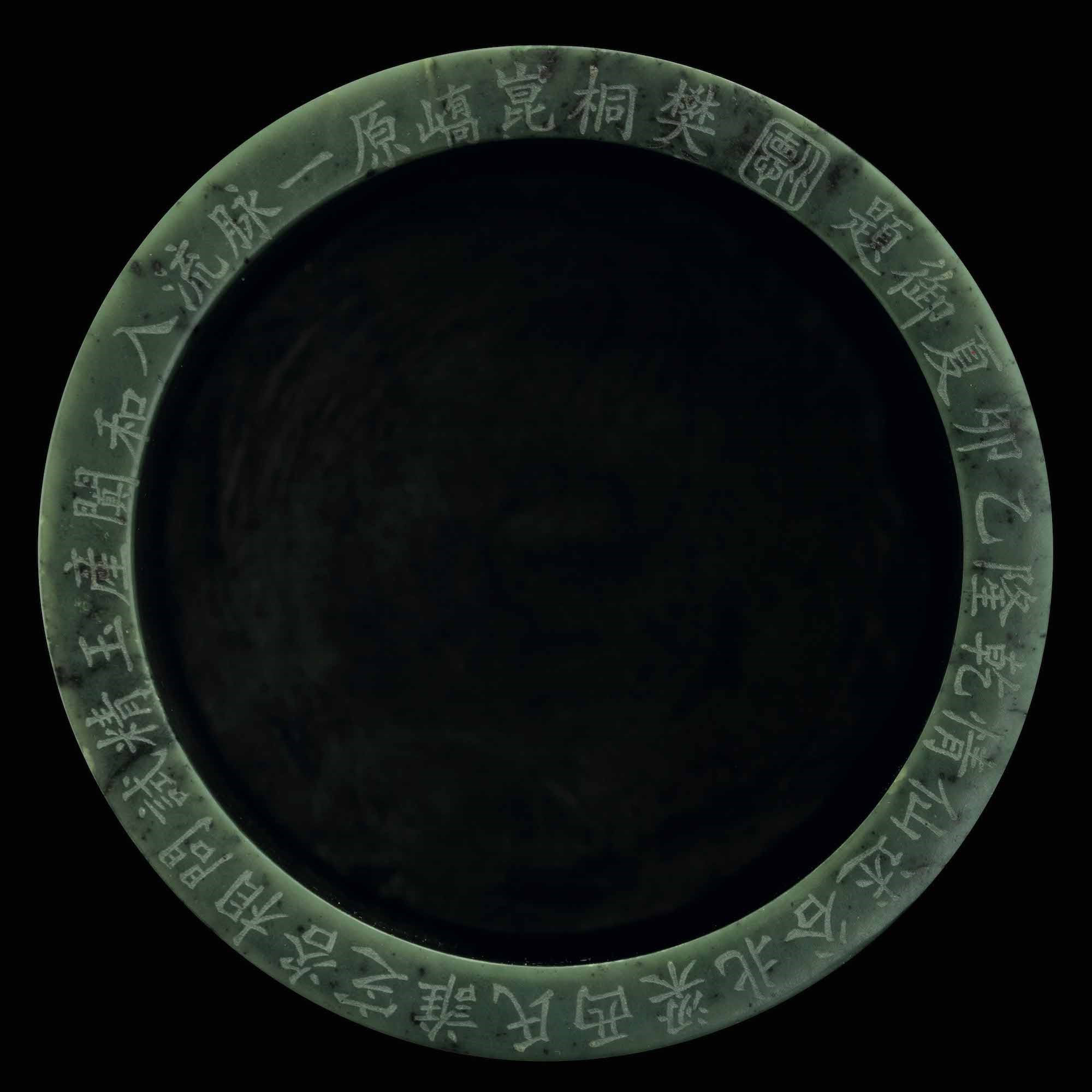 Brushpot Scolpito in Giada Spinacio con Figure di Personaggi Entro Paesaggio e Iscrizioni, Cina, ...