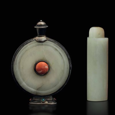Snuff Bottle in Giada con Montatura in Argento e Innesti in Corallo e Turchese e Pendente Cilindr...