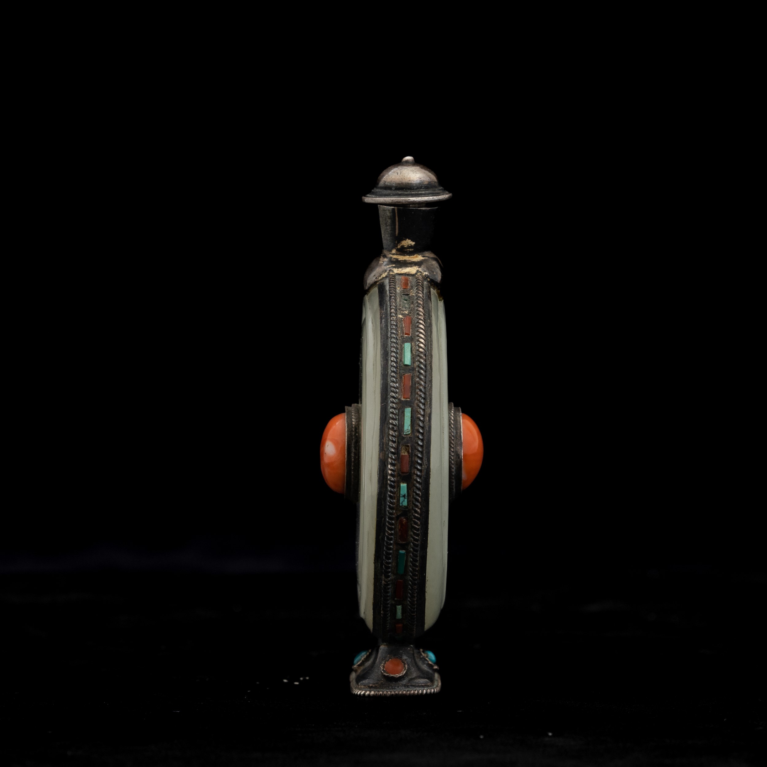Snuff Bottle in Giada con Montatura in Argento e Innesti in Corallo e Turchese e Pendente Cilindr...