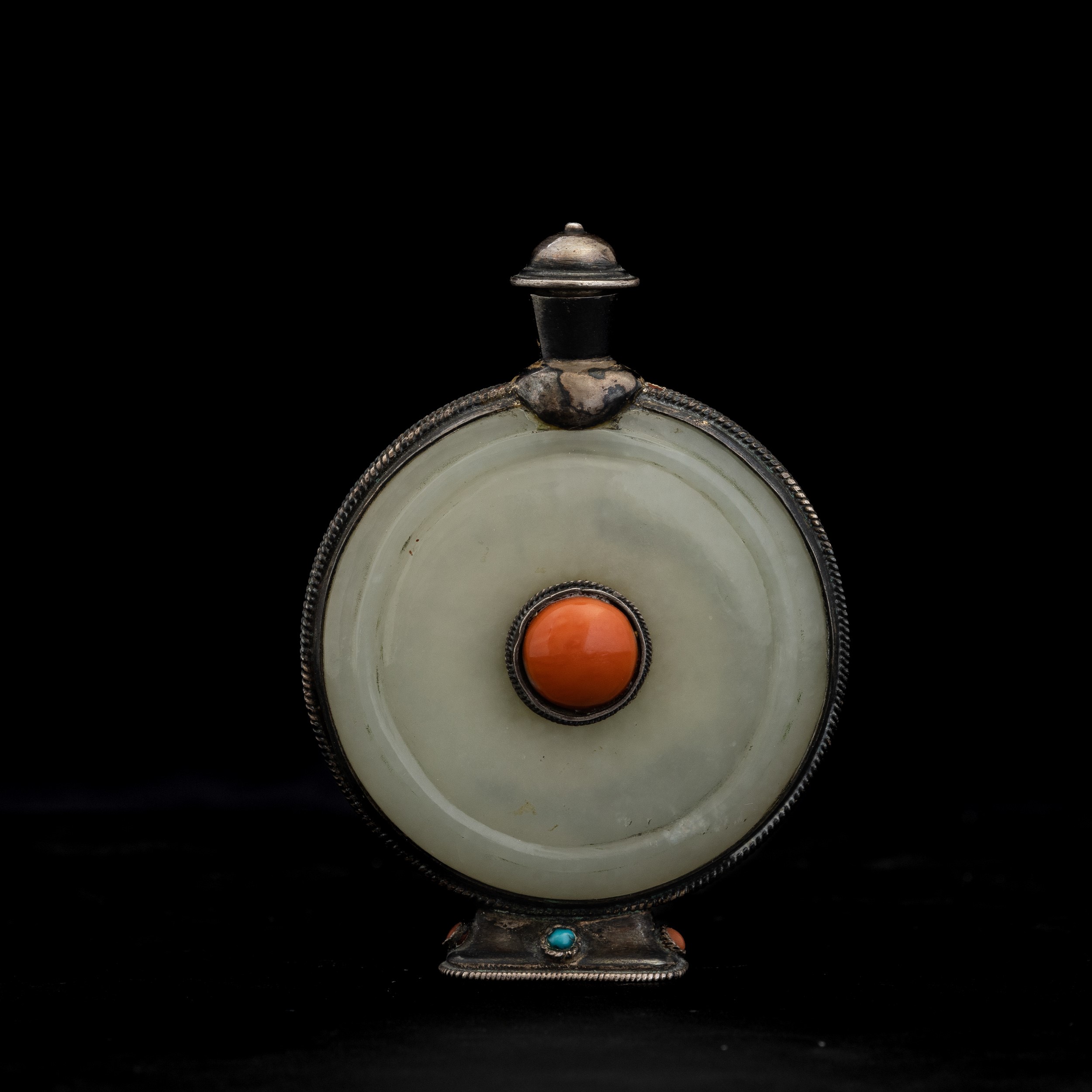 Snuff Bottle in Giada con Montatura in Argento e Innesti in Corallo e Turchese e Pendente Cilindr...