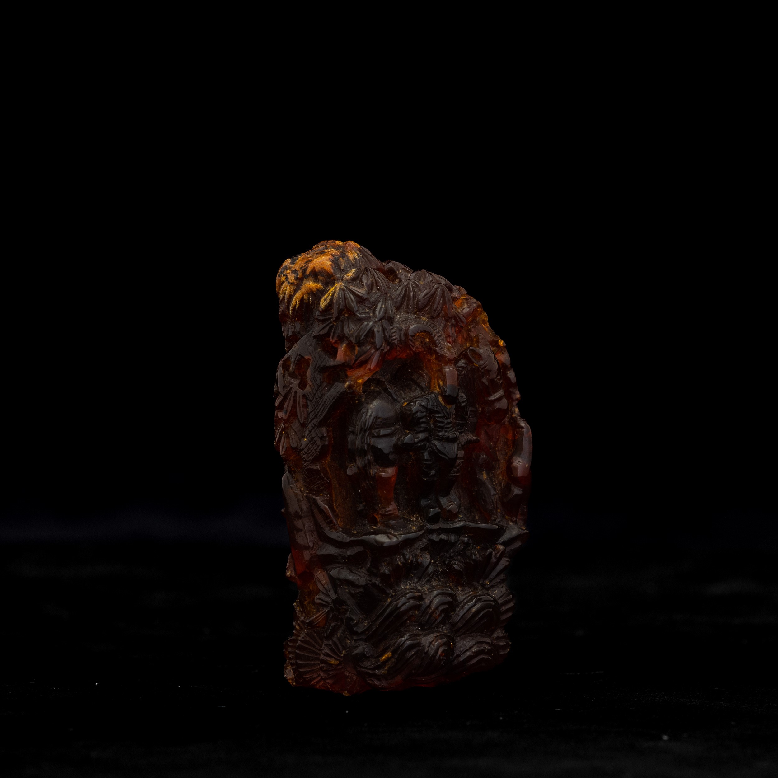 Piccolo Gruppo Scolpito in Ambra a Soggetto Naturalistico, Cina, Dinastia Qing, XIX Secolo