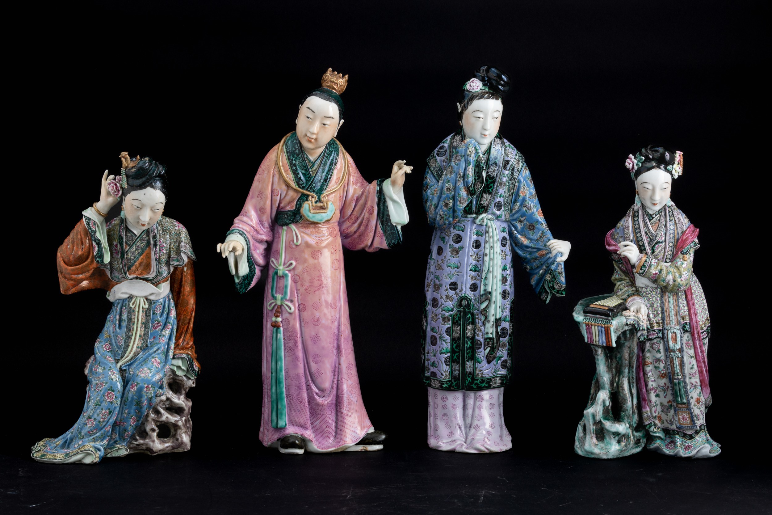Quattro Figure in Porcellana Raffiguranti Fanciulle e Saggio, Cina, Dinastia Qing, XIX Secolo