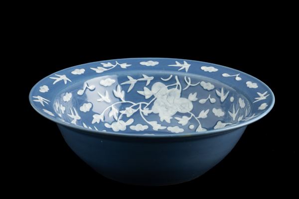 Bowl in porcellana con decoro naturalistico nei toni del bianco su fondo blu, Cina, Dinastia Qing, XIX secolo
