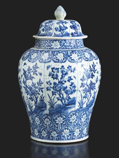 Grande Potiche in Porcellana Bianca e Blu con Decori Floreali e Soggetti Naturalistici Entro Rise...