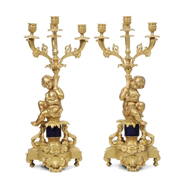 Coppia di candelabri a quattro luci in bronzo dorato. XIX secolo