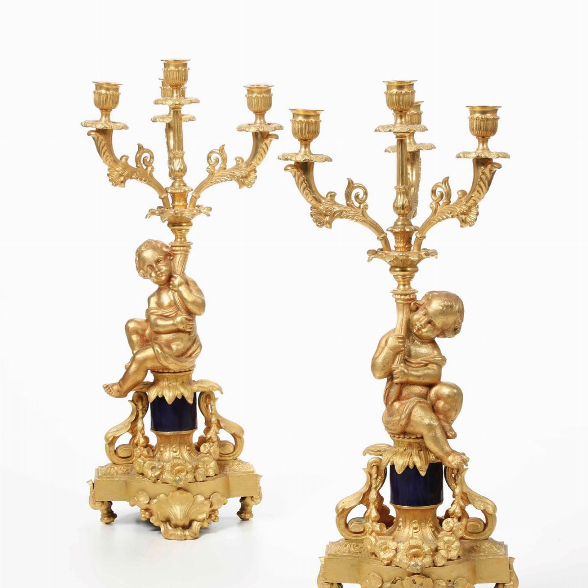 Coppia di Candelabri a Quattro Luci in Bronzo Dorato. XIX Secolo