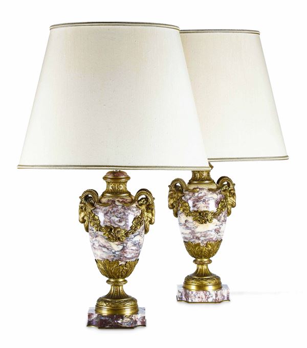 Coppia di lampade. Bronzo fuso e dorato, marmo fior di pesco. Manifattura francese del XX secolo