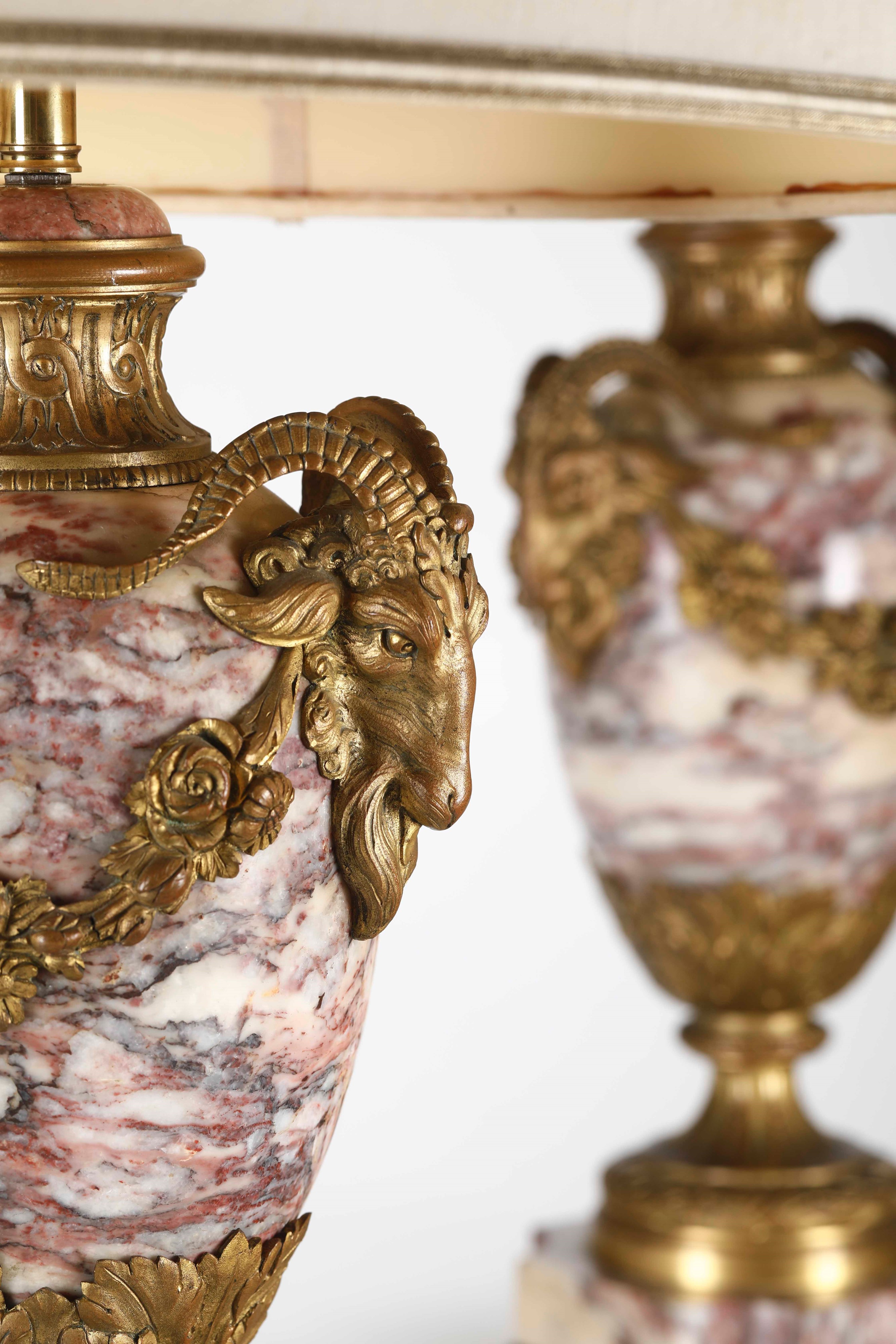 Coppia di Lampade. Bronzo Fuso e Dorato, Marmo Fior di Pesco. Manifattura Francese del XX Secolo