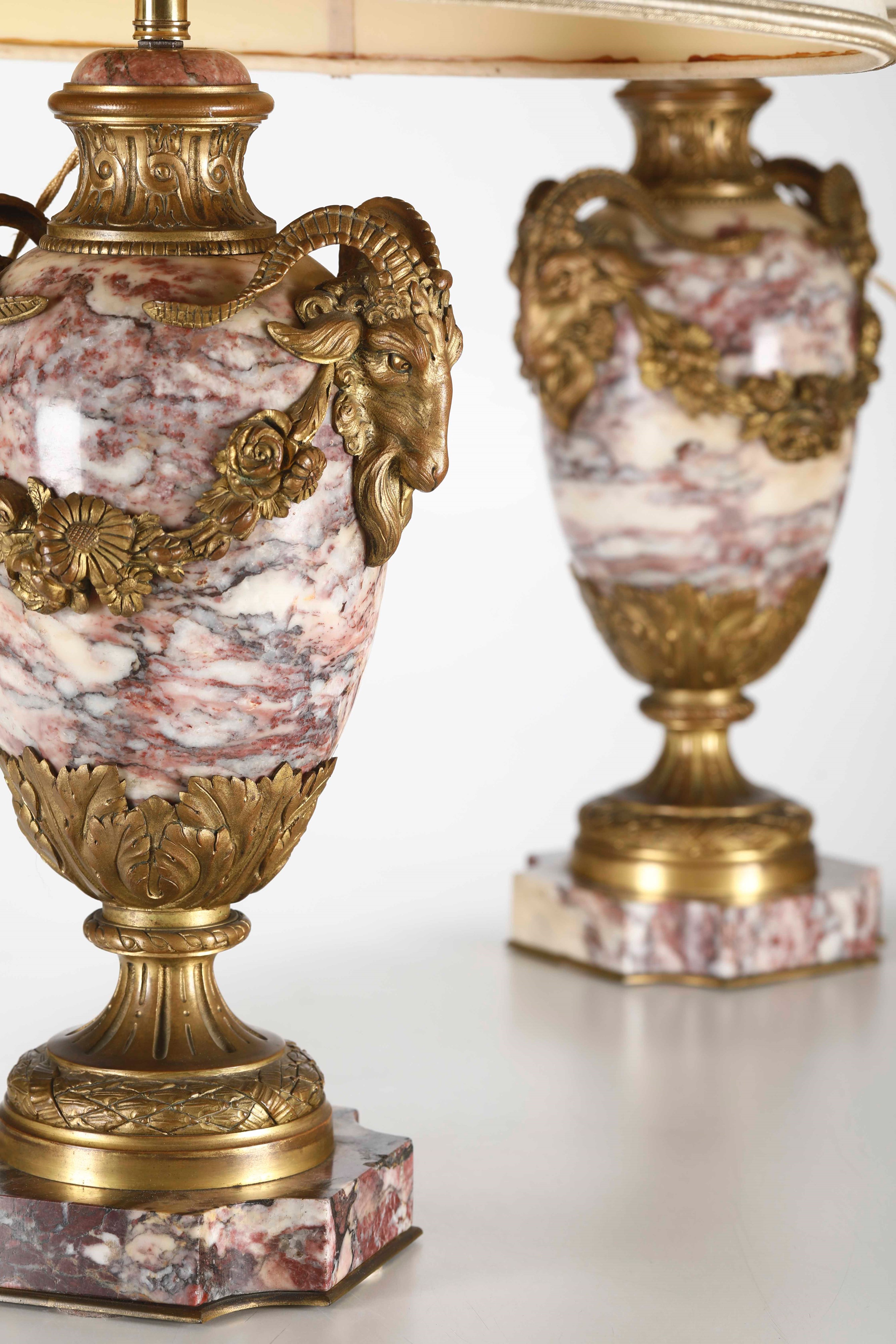 Coppia di Lampade. Bronzo Fuso e Dorato, Marmo Fior di Pesco. Manifattura Francese del XX Secolo