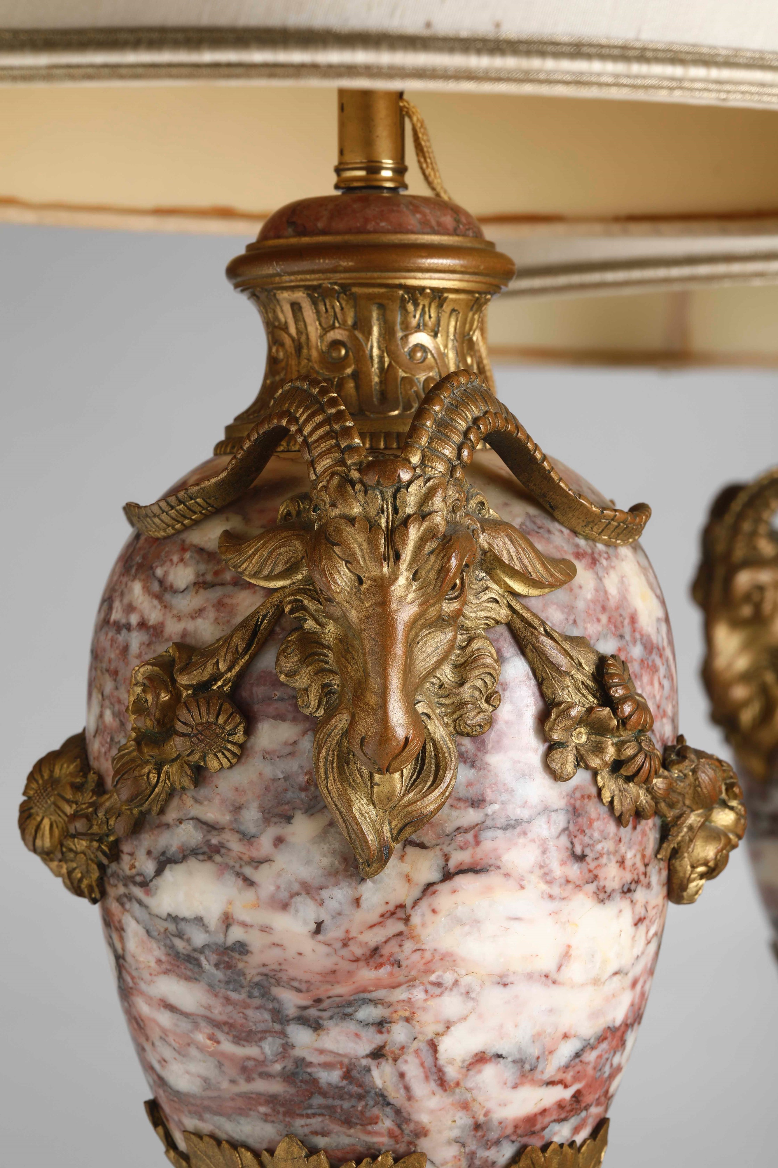 Coppia di Lampade. Bronzo Fuso e Dorato, Marmo Fior di Pesco. Manifattura Francese del XX Secolo