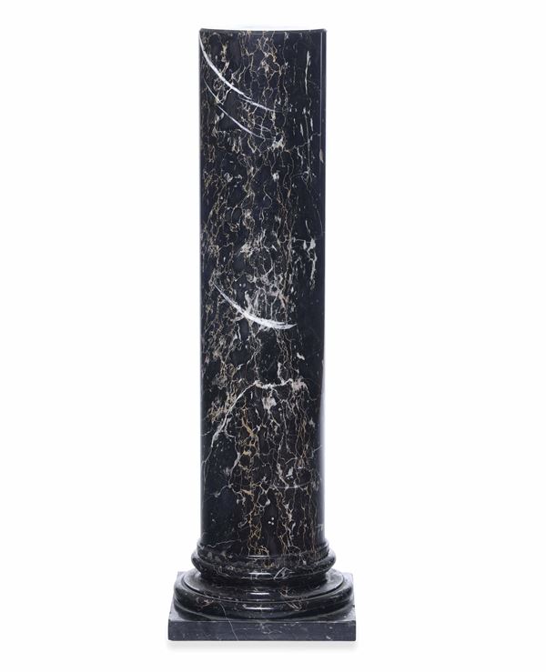 Colonna in marmo nero. XX secolo