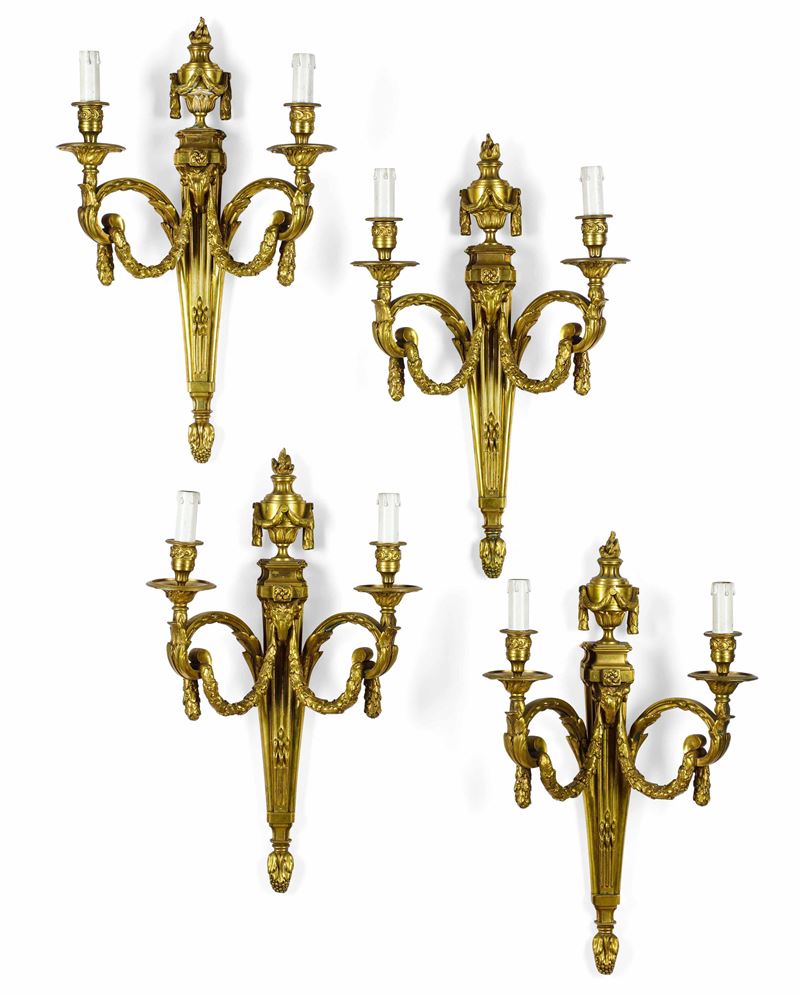Quattro appliques a due luci in bronzo dorato. XIX-XX secolo  - Auction Italian Mansions - Cambi Casa d'Aste