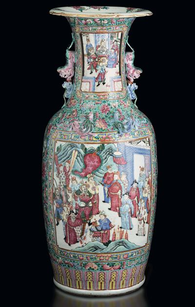 Vaso a Balaustro in Porcellana Famiglia Rosa con Scene di Vita Comune Entro Riserve, Decori Flore...