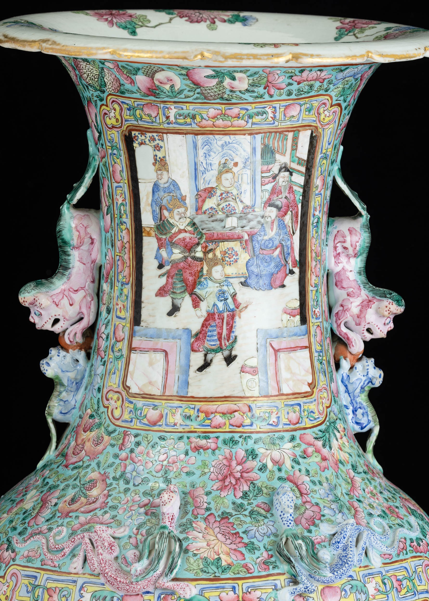 Vaso a Balaustro in Porcellana Famiglia Rosa con Scene di Vita Comune Entro Riserve, Decori Flore...