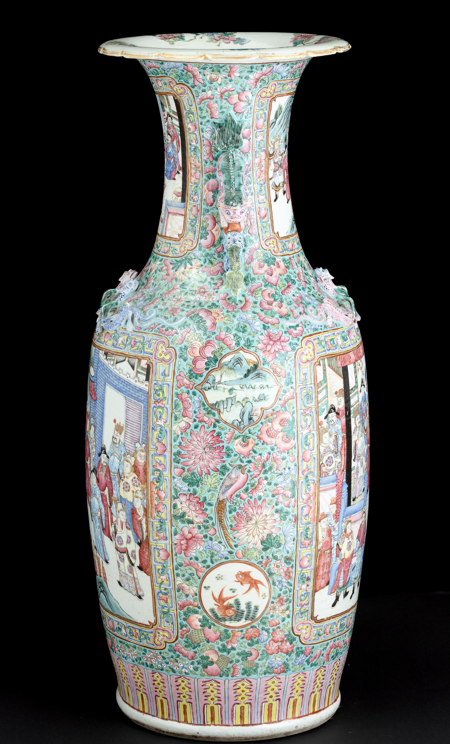 Vaso a Balaustro in Porcellana Famiglia Rosa con Scene di Vita Comune Entro Riserve, Decori Flore...