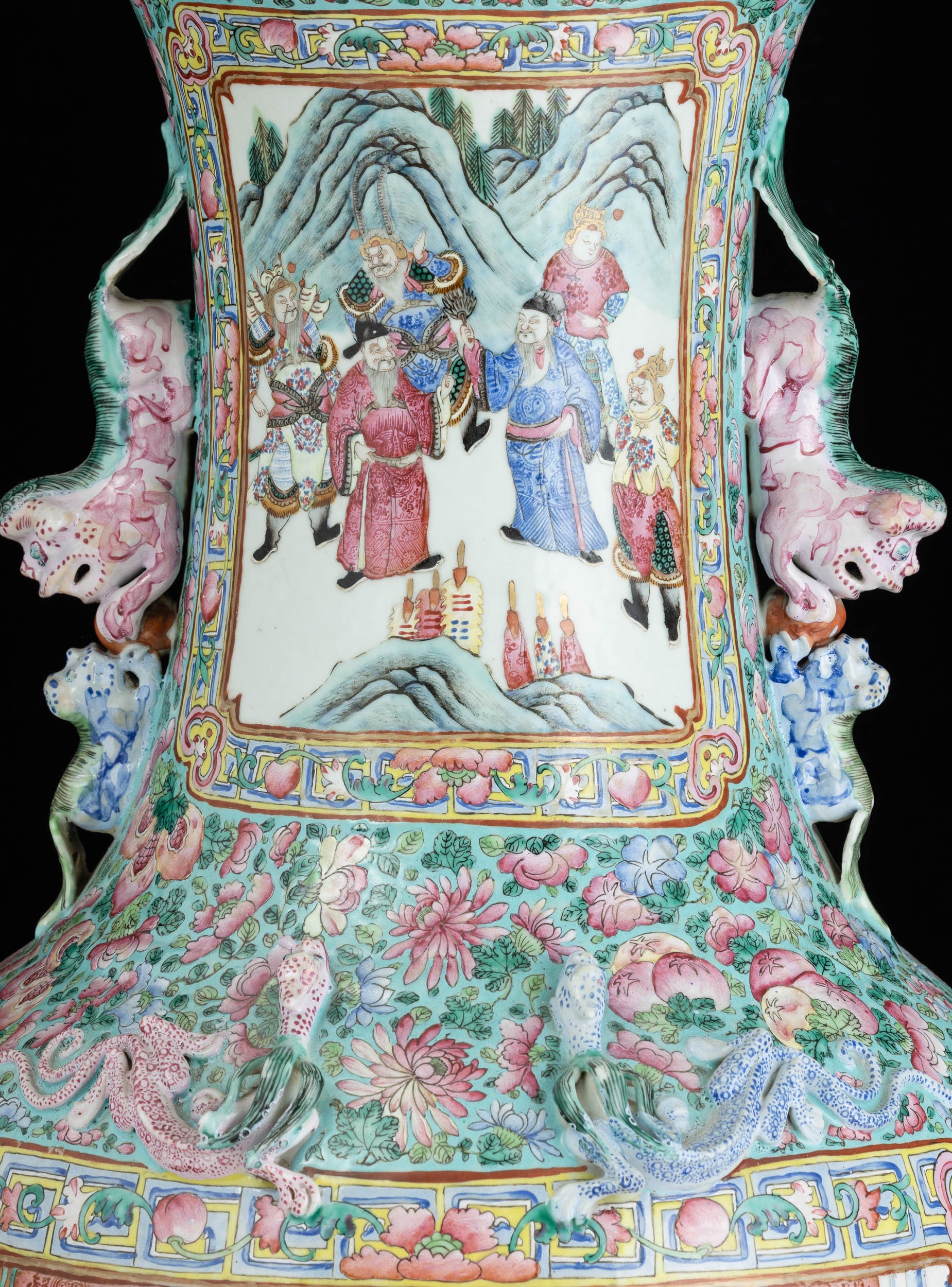 Vaso a Balaustro in Porcellana Famiglia Rosa con Scene di Vita Comune Entro Riserve, Decori Flore...