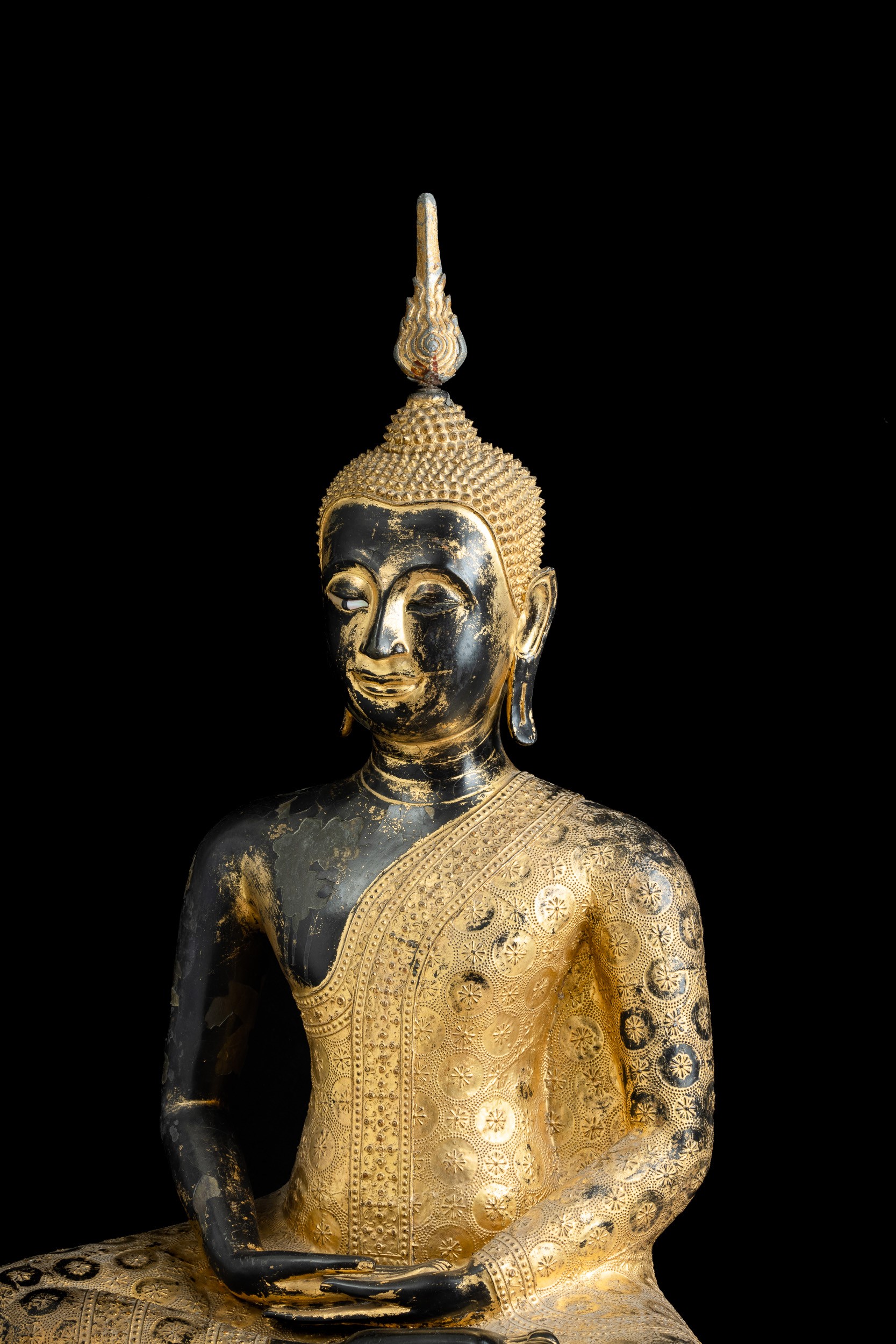 Grande Figura di Buddha Amitayus in Bronzo Parzialmente Dorato e Laccato, Thailandia, XIX Secolo