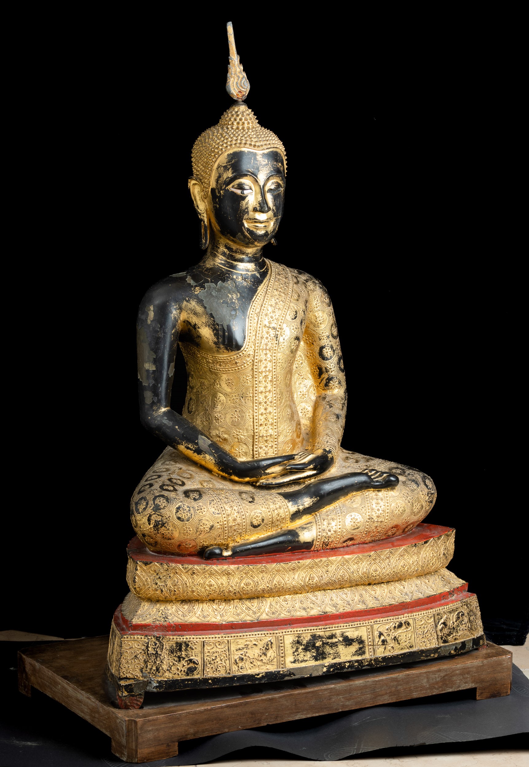 Grande Figura di Buddha Amitayus in Bronzo Parzialmente Dorato e Laccato, Thailandia, XIX Secolo