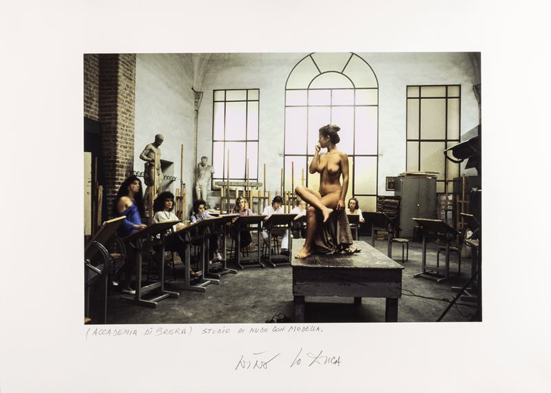 Nino Lo Duca : Studio di nudo con modella (Accademia di Brera)  (1980)  - stampa cromogenica - Asta Fotografia - Cambi Casa d'Aste