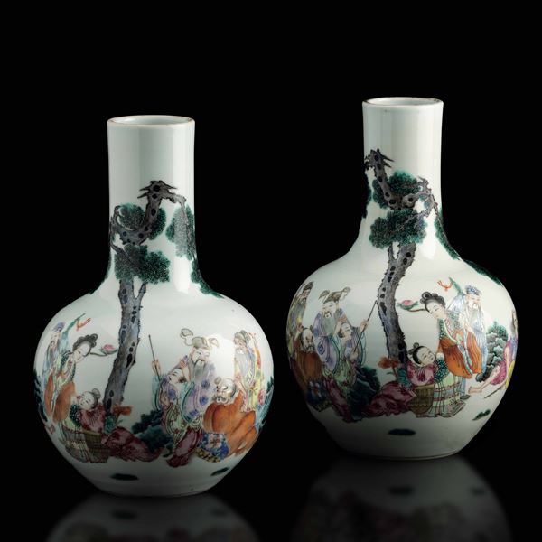 Coppia di vasi a bottiglia in porcellana con decoro di saggi e Immortali entro paesaggio, Cina, Dinastia Qing, marca e del periodo Daoguang (1821-1850)