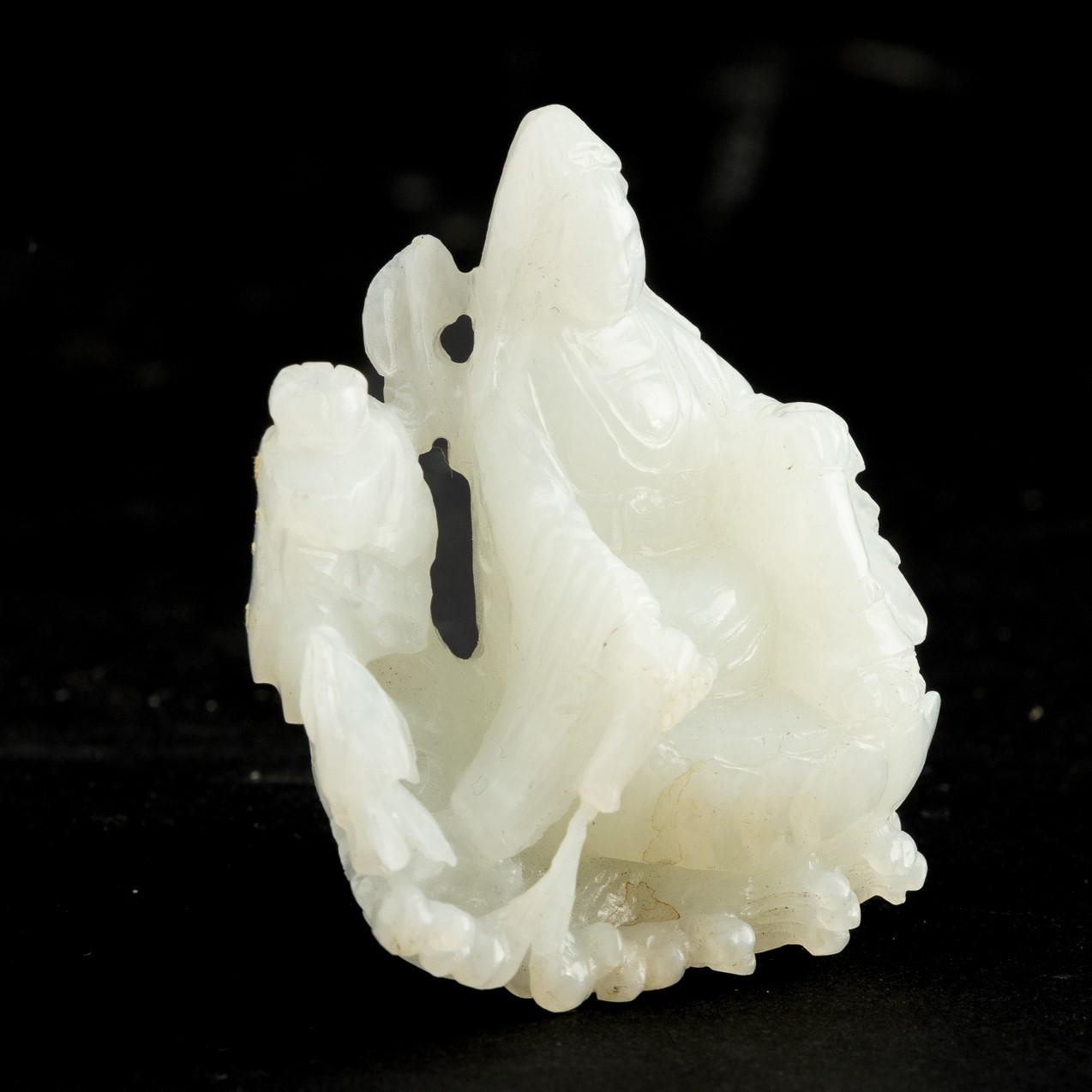 Piccolo Gruppo Scolpito in Giada Bianca Raffigurante Guanyin Assisa su Fiore di Loto, Cina, Dinas...