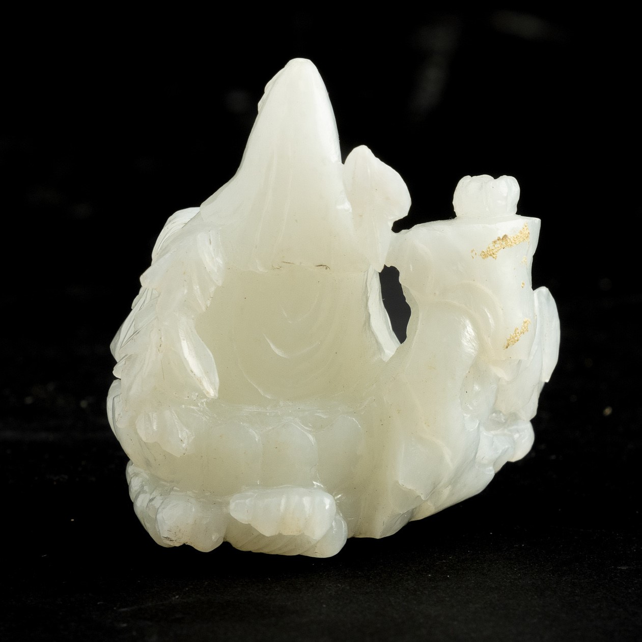 Piccolo Gruppo Scolpito in Giada Bianca Raffigurante Guanyin Assisa su Fiore di Loto, Cina, Dinas...