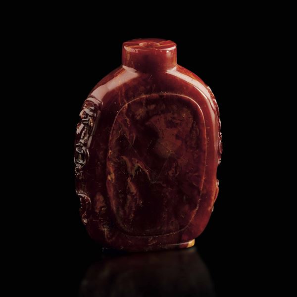 Snuff bottle in ambra con decori naturalistici a rilievo, Cina, Dinastia Qing, XIX secolo