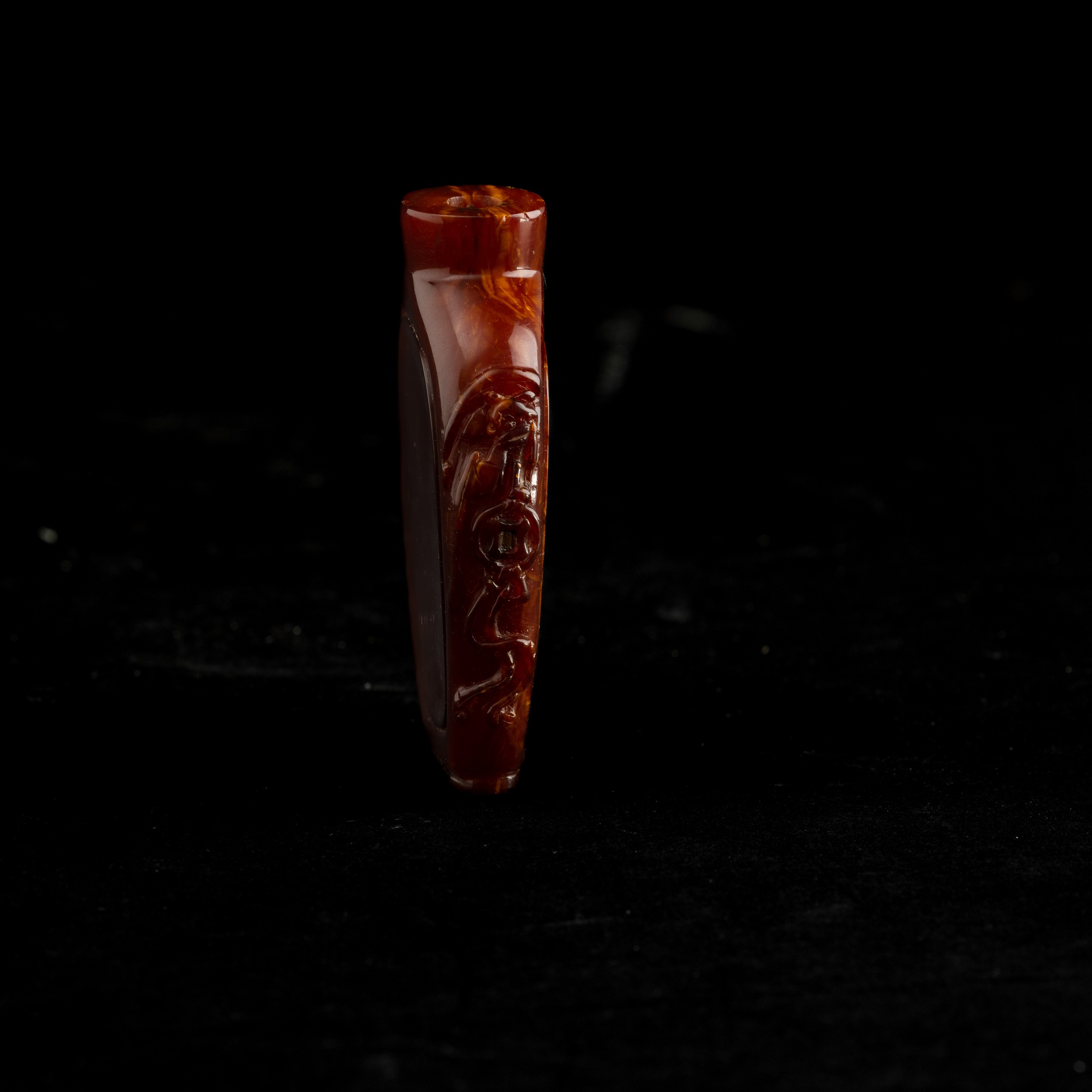 Snuff Bottle in Ambra con Decori Naturalistici a Rilievo, Cina, Dinastia Qing, XIX Secolo