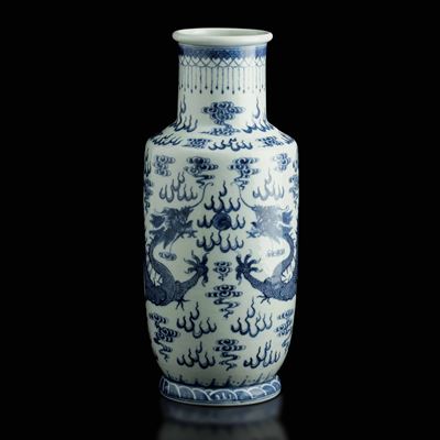Vaso Rouleau in Porcellana Bianca e Blu con Figure di Draghi tra le Nuvole, Cina, Dinastia Qing, ...