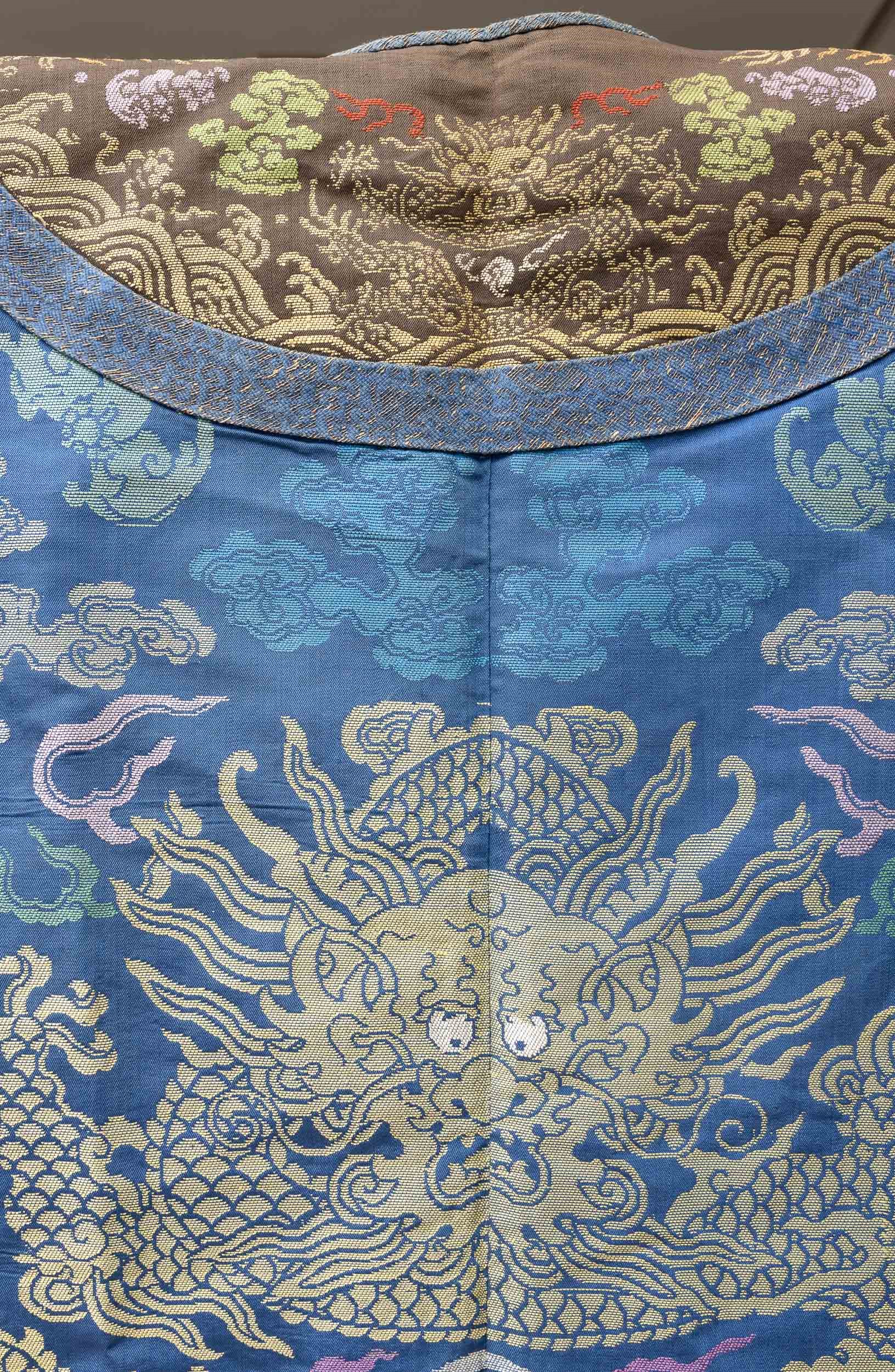 Rara Veste Finemente Ricamata in Seta con Figure di Draghi tra le Nuvole su Fondo Blu, Cina, Dina...
