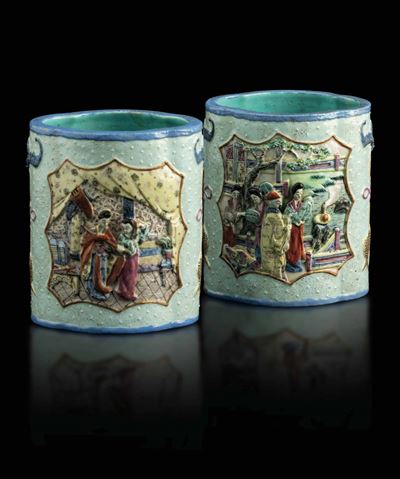 Coppia di Brushepots in Porcellana con Raffigurazioni di Vita Comune Entro Riserve e Decori Natur...