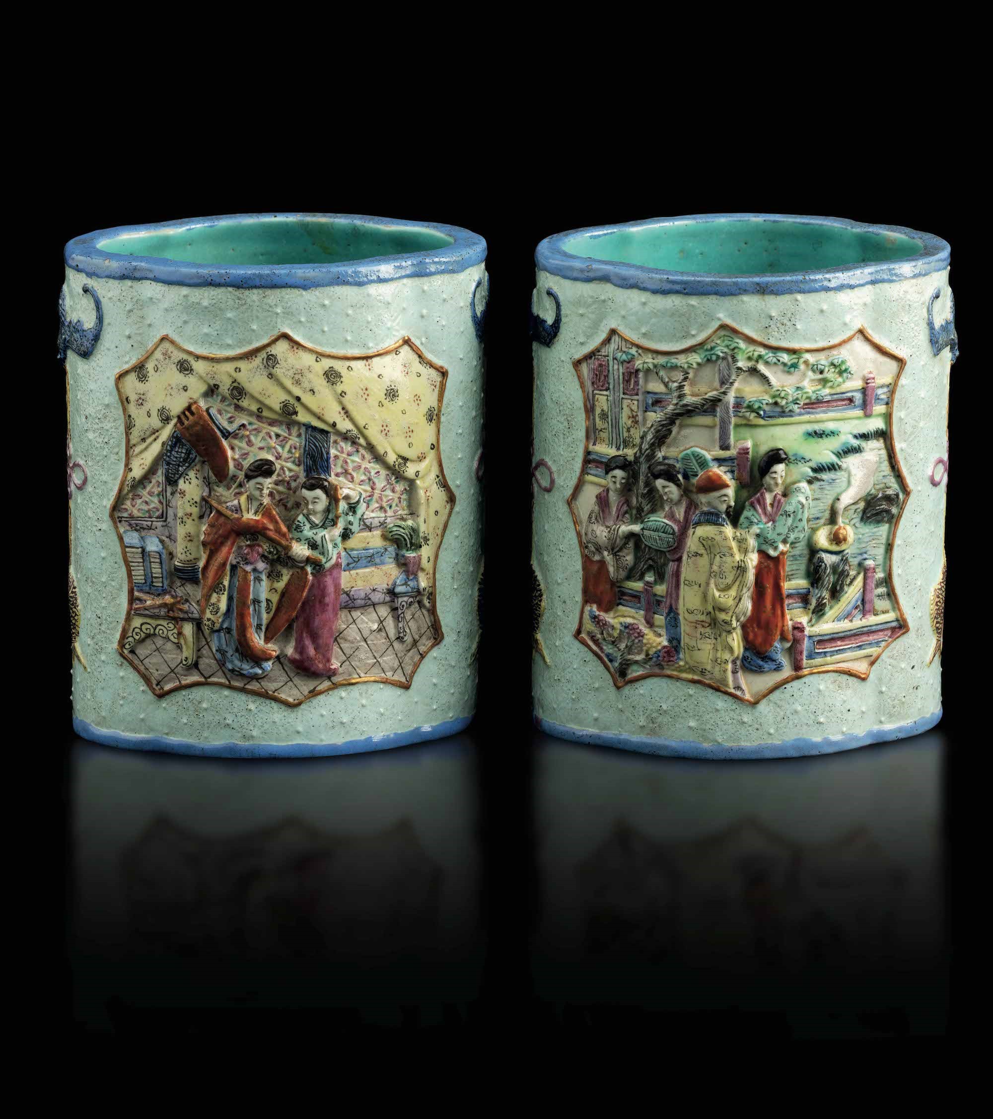 Coppia di Brushepots in Porcellana con Raffigurazioni di Vita Comune Entro Riserve e Decori Natur...