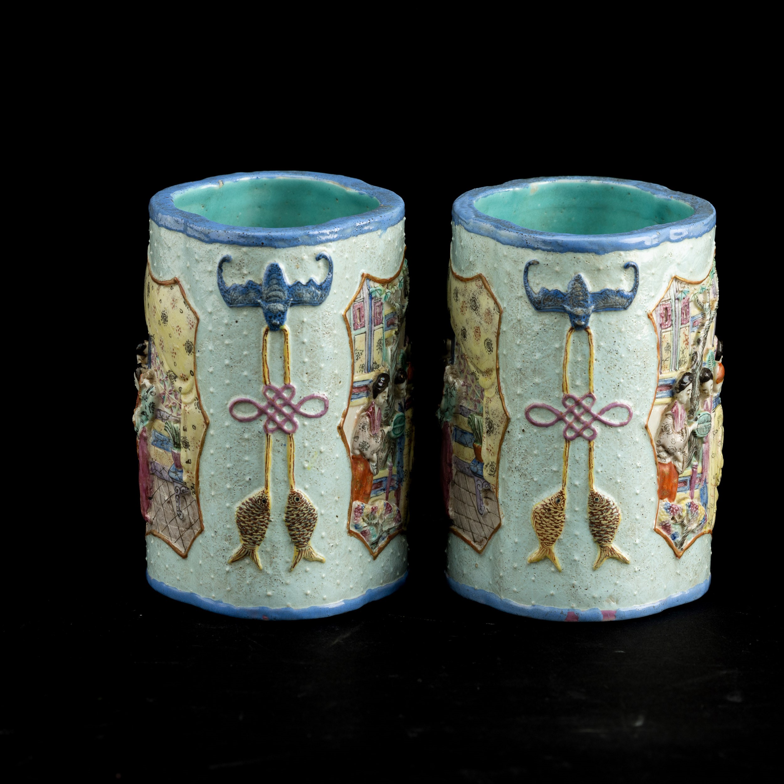 Coppia di Brushepots in Porcellana con Raffigurazioni di Vita Comune Entro Riserve e Decori Natur...