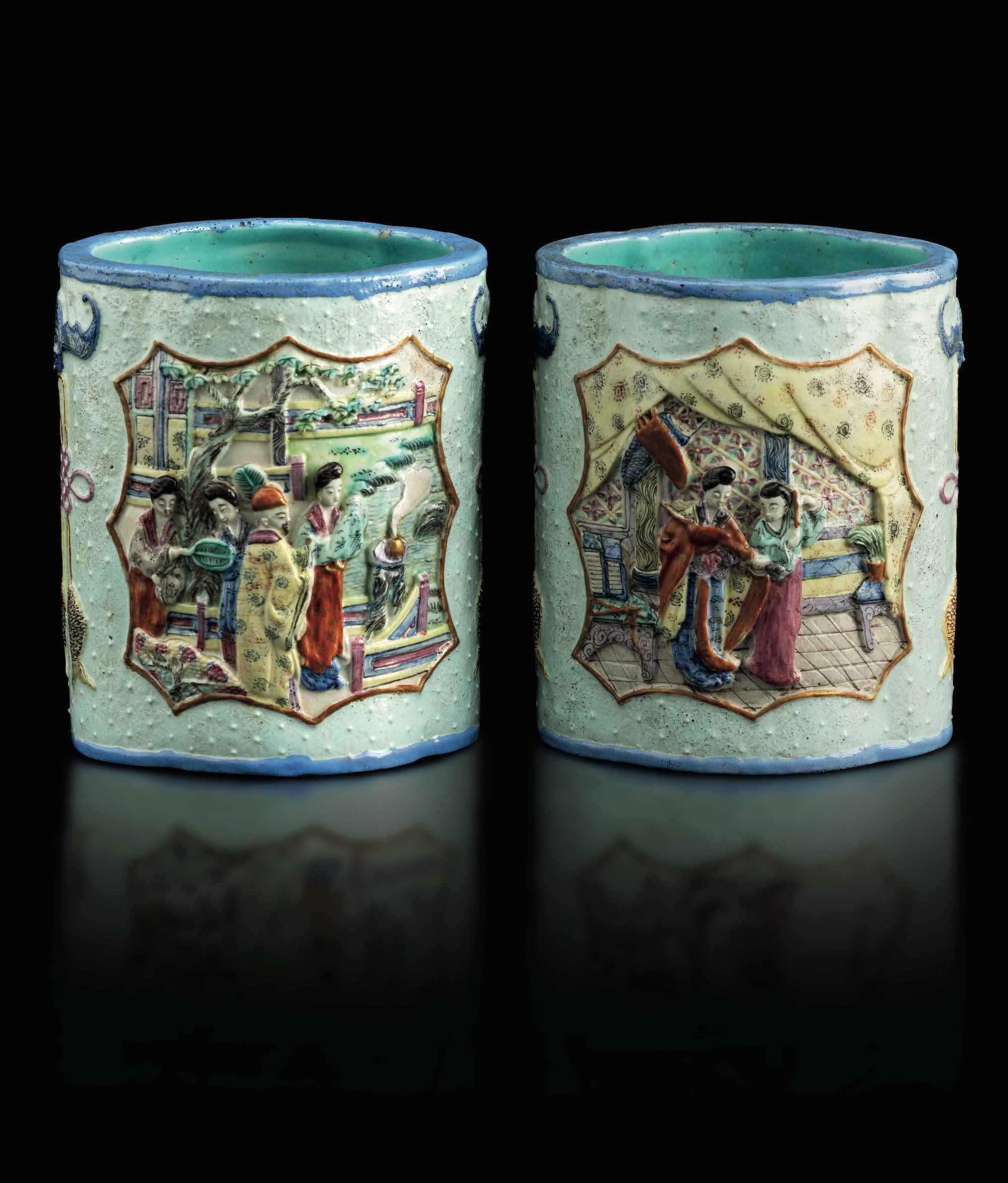 Coppia di Brushepots in Porcellana con Raffigurazioni di Vita Comune Entro Riserve e Decori Natur...