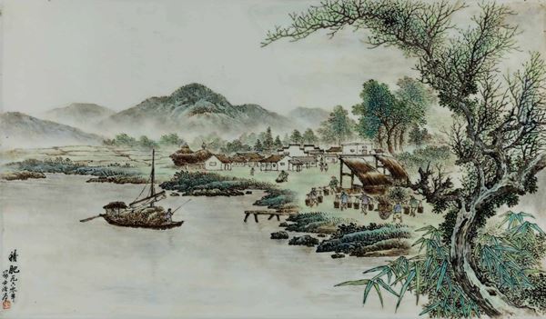 Placca in porcellana raffigurante villaggio con contadini,  pescatori e iscrizione, Cina, XX secolo