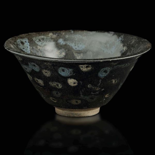 Coppa in porcellana Jun con decoro a macchie di colore sui toni dell’azzurro e del giallo su fondo nero, Cina, Dinastia Song (960-1279)