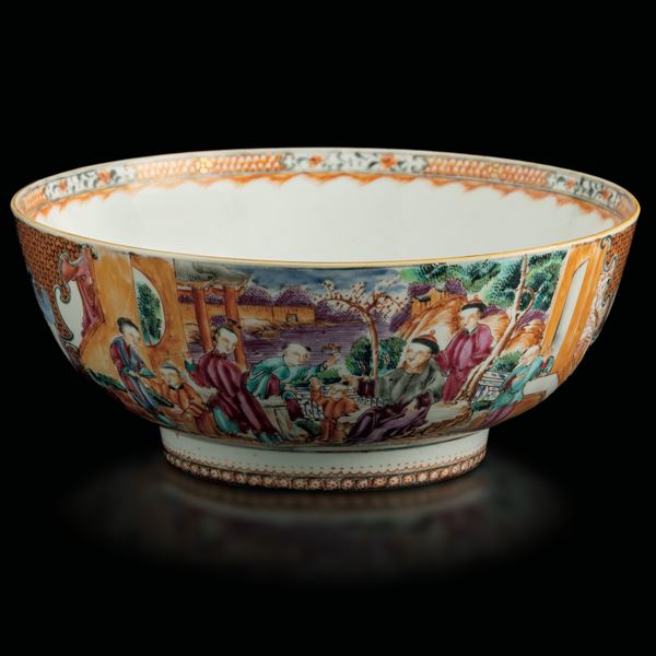 Bowl in porcellana con raffigurazioni di vita comune entro riserve sagomate e decori floreali, Cina, Dinastia Qing, epoca Qianlong (1736-1796)