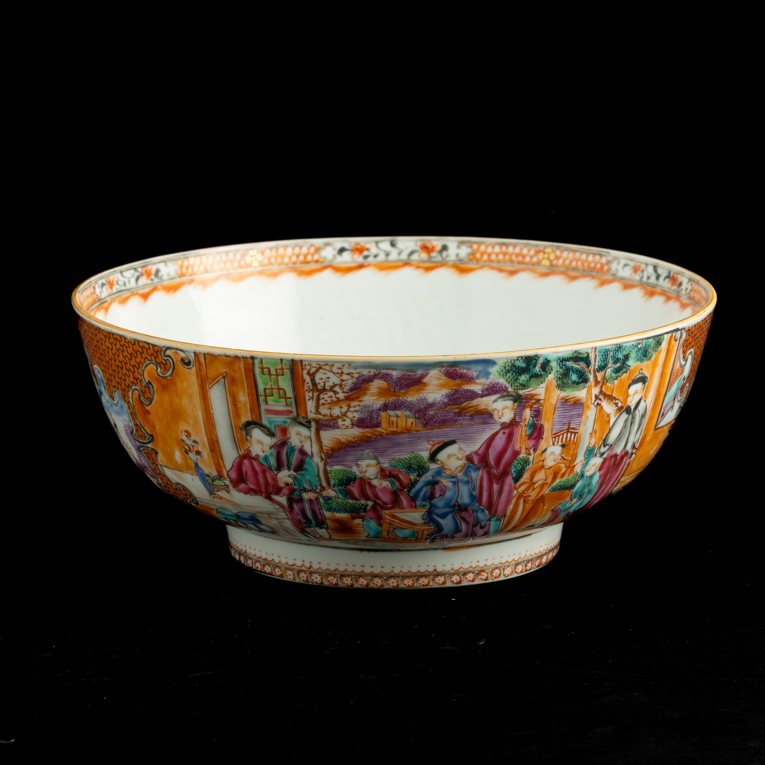 Bowl in Porcellana con Raffigurazioni di Vita Comune Entro Riserve Sagomate e Decori Floreali, Ci...