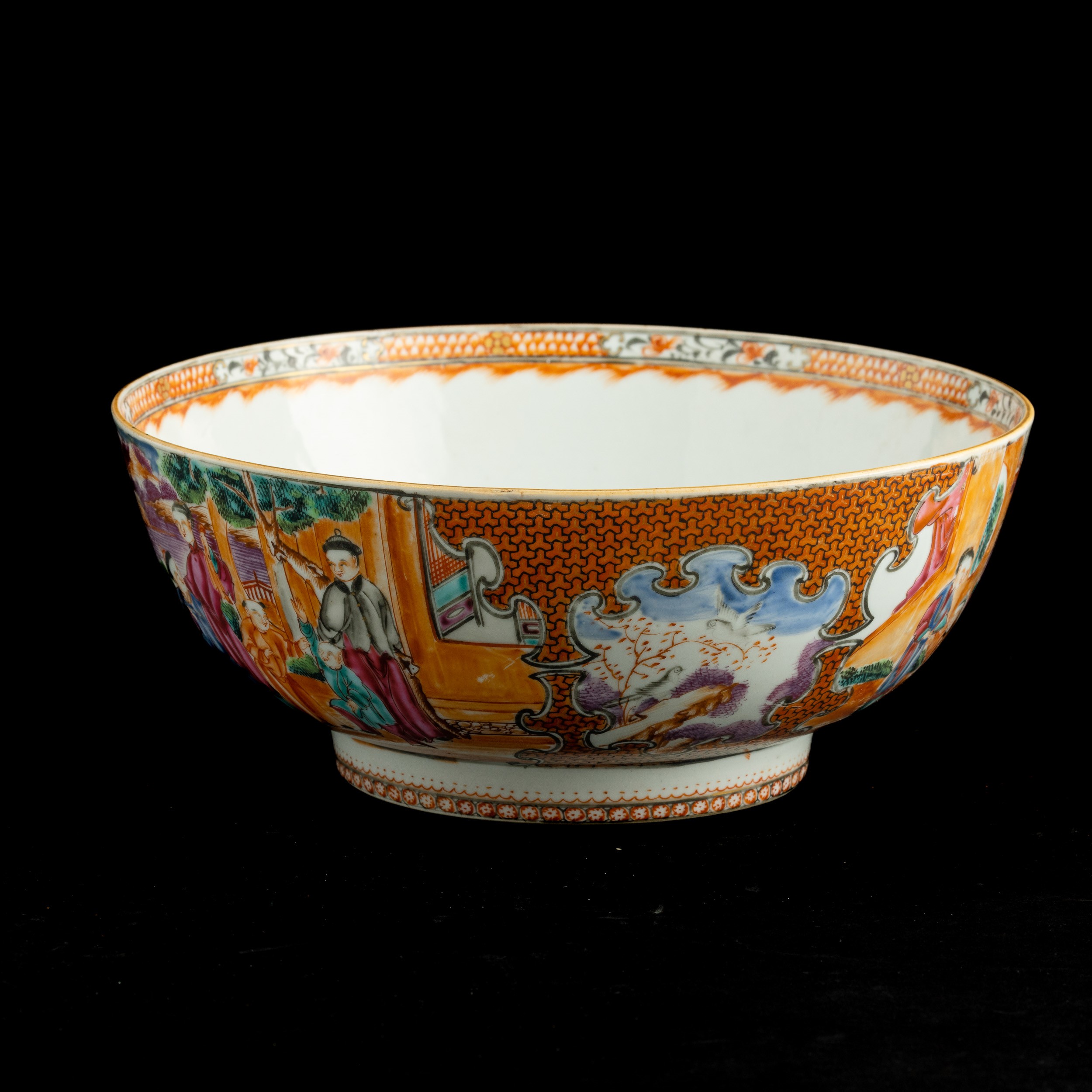 Bowl in Porcellana con Raffigurazioni di Vita Comune Entro Riserve Sagomate e Decori Floreali, Ci...