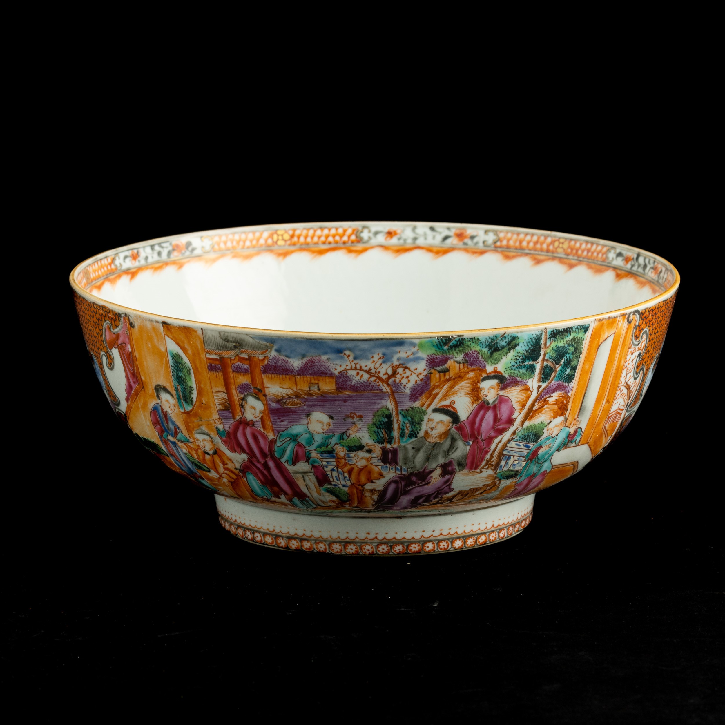 Bowl in Porcellana con Raffigurazioni di Vita Comune Entro Riserve Sagomate e Decori Floreali, Ci...