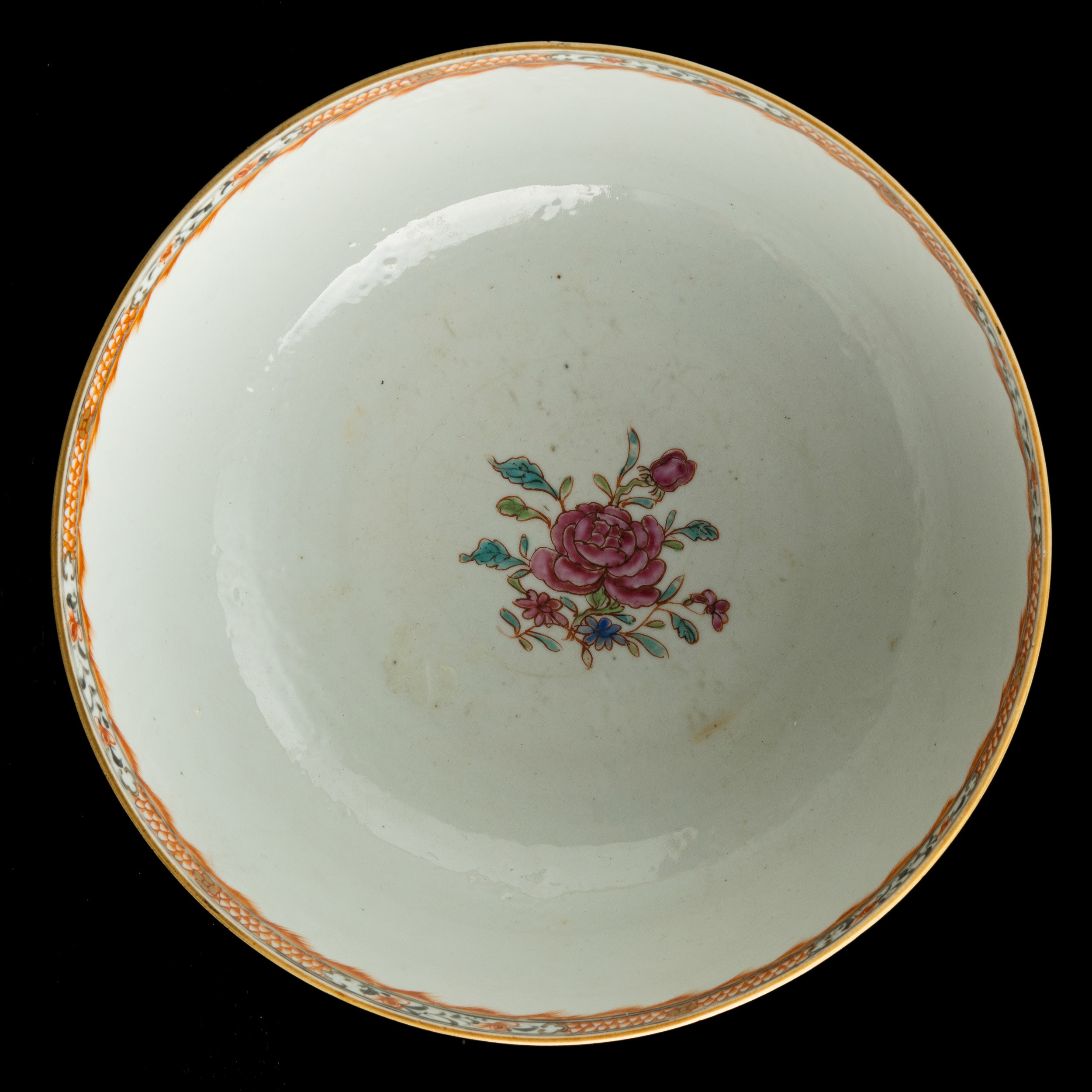 Bowl in Porcellana con Raffigurazioni di Vita Comune Entro Riserve Sagomate e Decori Floreali, Ci...